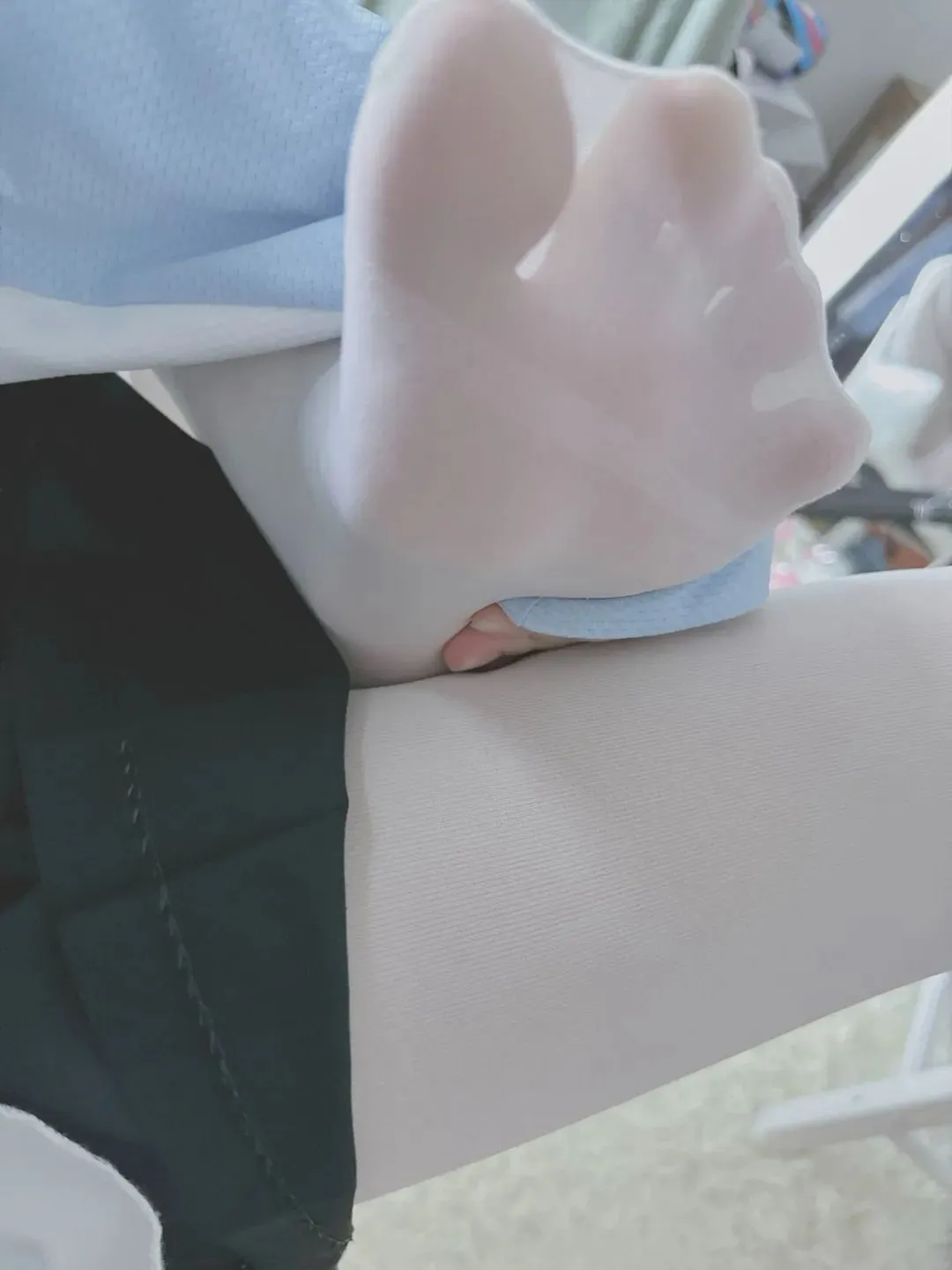 回家哒萌酱脱掉鞋子透透气…