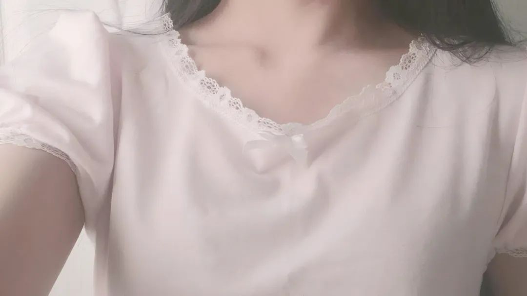 完了呀竟然没人相信萌酱是贫乳钢板，我还得自拍自证？