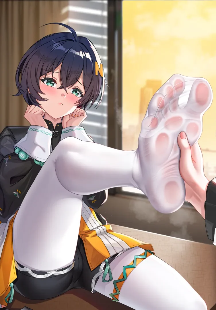 哒咩！不可以把萌酱袜子弄破了…