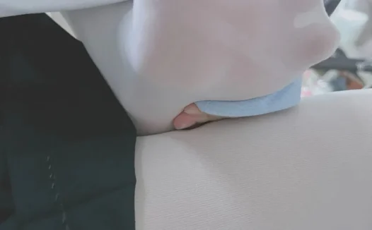 回家哒萌酱脱掉鞋子透透气…
