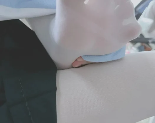 回家哒萌酱脱掉鞋子透透气…